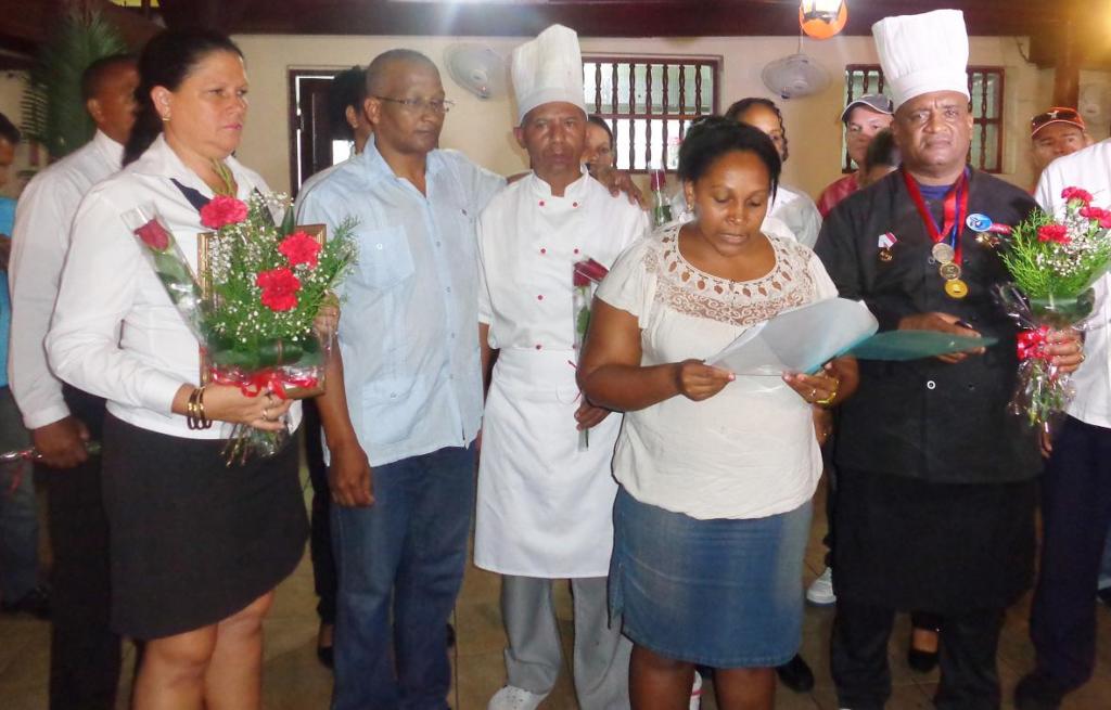 Los premios que hoy alegran al colectivo de El Morro son resultados de la cohesión sindical y administrativa.  Foto: Betty Beatón Ruiz