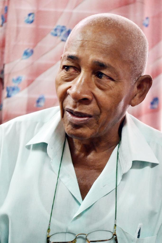 “Teníamos muy buenos profesores, muy buena base material de estudio; estudiamos bastante por los clásicos…”, recuerda el Doctor en Ciencias Económicas Manuel Sanamé Martínez. Foto: Eddy Martin Díaz.