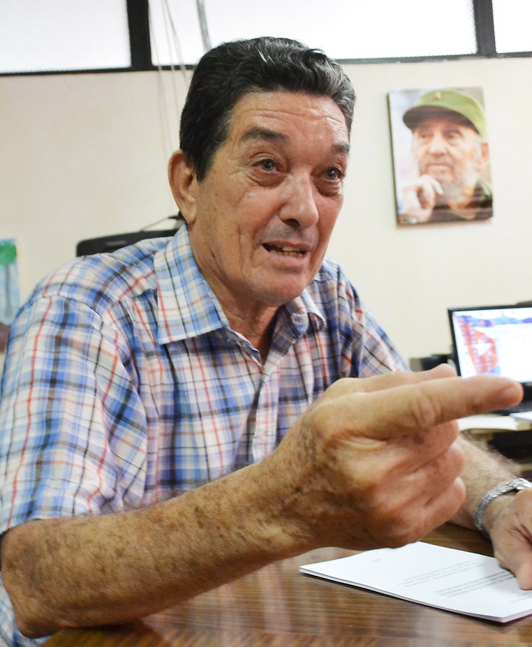 El licenciado Francisco Cueto Legrá lleva 52 años como profesor en el Sistema de Escuelas del Partido, 41 de ellos en la Ñico López. Foto: Eddy Martin Díaz.