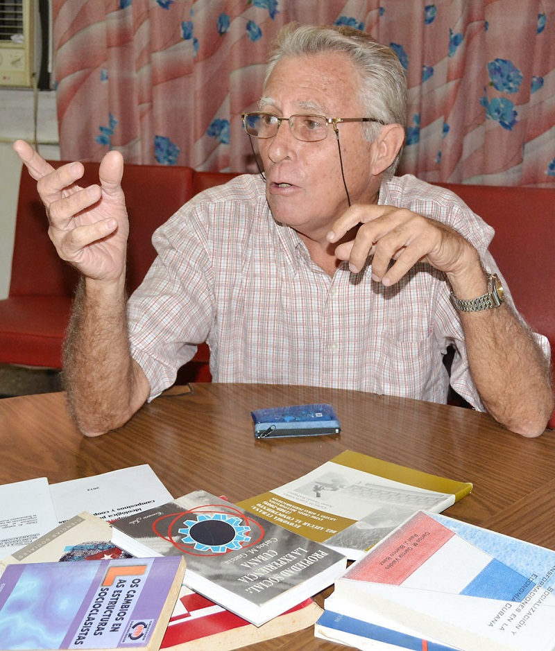 “Me siento prestigiado por formar parte de este colectivo de trabajadores”, afirma el Doctor en Ciencias Económicas Carlos M. García Valdés. Foto: Eddy Martin Díaz.