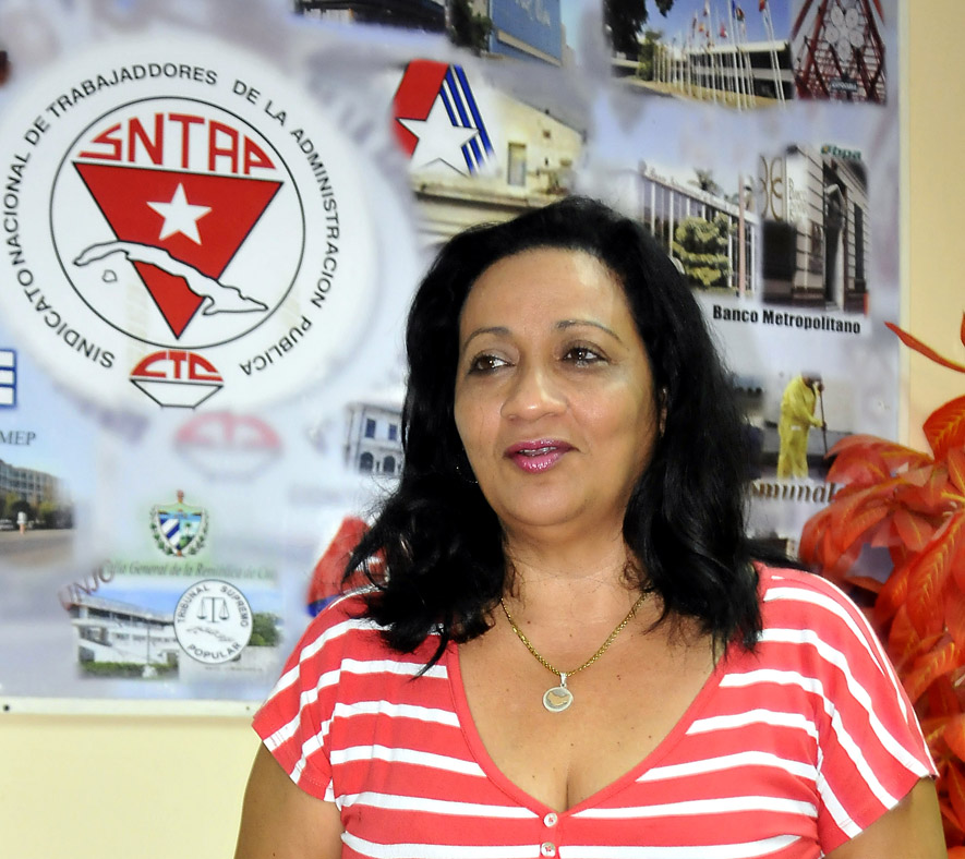 Hay que intensificar la emulación a partir de las características de cada sector y que exista una vía para retroalimentarnos de lo que pasa en el centro de trabajo, indicó Dulce María Iglesias Suárez, secretaria general del SNTAP. Foto: José Raúl Rodríguez Robleda
