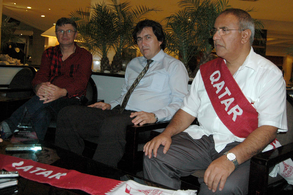 De izquierda a derecha, Phil Lowen, Héctor Roche y Mohamed  Amer AlMarri. Foto:  César A. Rodríguez