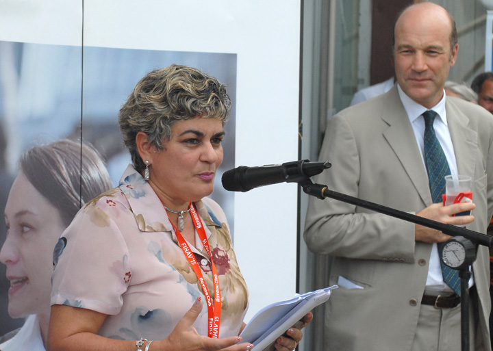 Deborah Rivas Saavedra, directora general del Ministerio de Comercio Exterior e Inversión Extranjera y Tim Cole, embajador del Reino Unido en Cuba, inauguraron el pabellón de ese país en FIHAV 2015. Foto: Heriberto González Brito