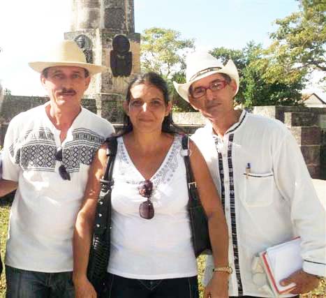 A la derecha, Juan Manuel, durante el VI Encuentro Décima al filo, en Guáimaro, junto a Odalys Leyva, presidenta de ese evento, y Ramón Batista, director de la Casa de la Décima de Las Tunas.