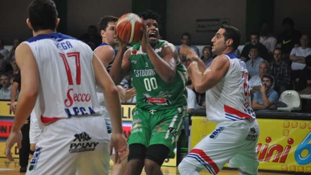Javier Justiz (con la boola) es el hombre más alto del Club Estudiantes de Concordia. Foto: Sitio oficial del equipo.