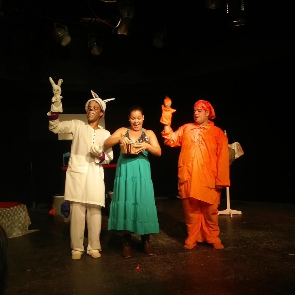 Rifando los títeres de mago y conejo.