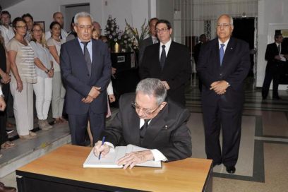 Firmó Raúl libro de condolencias en la Embajada francesa