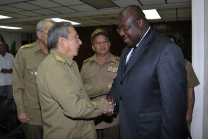 Recibe Raúl a ministro angolano de Antiguos Combatientes