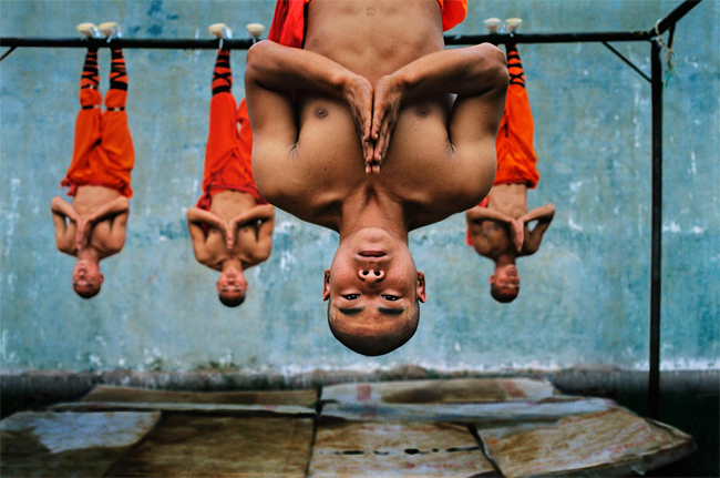 El estadounidense Steve McCurry expone en la Fototeca de Cuba una selección de algunos de sus trabajos más reconocidos, muchos de ellos publicados en las principales revistas del mundo.
