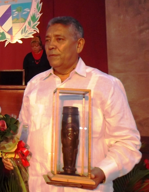 Tony al momento de recibir el Cemí, símbolo de la provincia de Guantánamo.