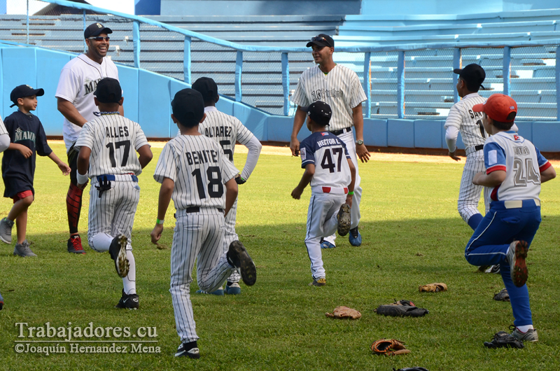 Clínica de béisbol desarrollada esta semana en el estadio Latinoamericano. Foto: Joaquín Hernández Mena