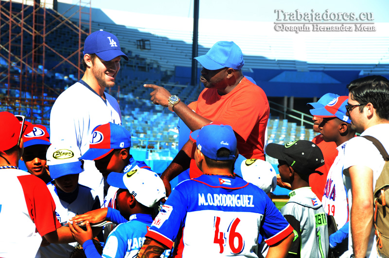 Pedro Luis Lazo y Clayton Kershaw. Foto: Joaquín Hernández Mena