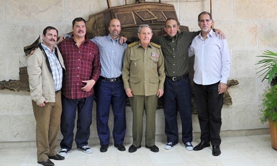 El presidente Raúl Castro junto a nuestros Cinco Héroes el 17 de diciembre del 2014
