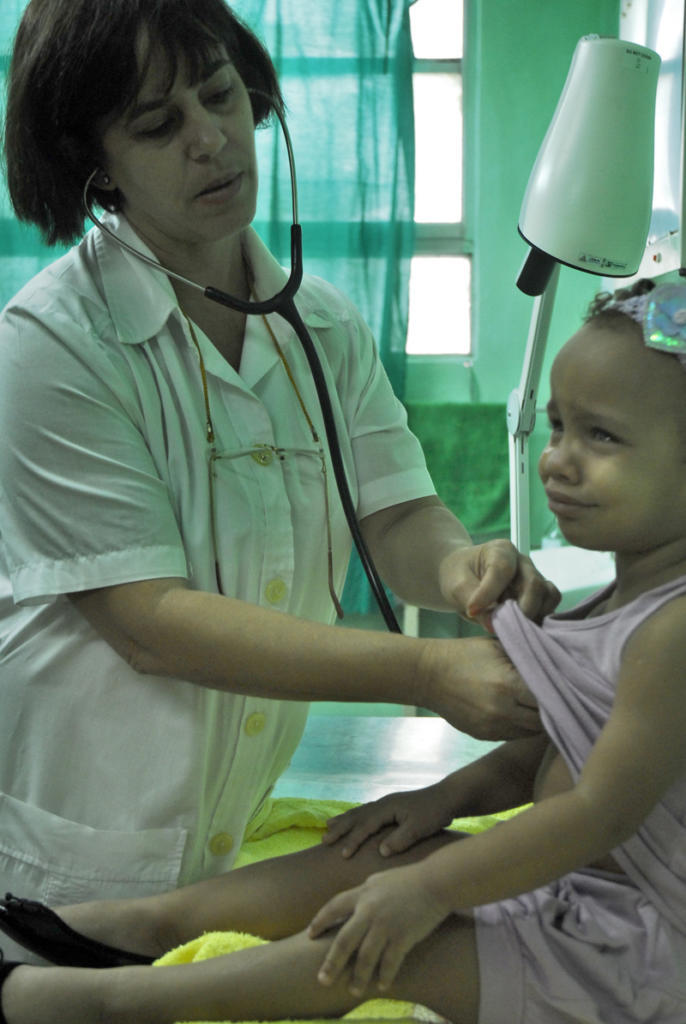 Atención oportuna para que la niña se sienta bien Foto: Agustín Borrego
