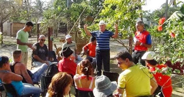 La bienvenida a los invitados fue en el jardín del Hogar Literario de esa localidad, donde fue fundada la agrupación el 30 de marzo del 2013 por el poeta Miguel Mariano Piñero, a la derecha en la foto.