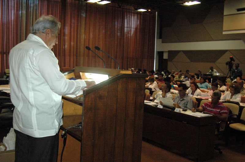 Oscar del Toro Quesada, Inspector general del Ministerio de Transporte, presentó a los diputados el informe acerca del estado de la implementación de la Ley 109, Código de Seguridad Vial. Foto: César A. Rodríguez