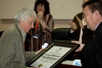 Confieren título Doctor Honoris Causa a Armand Mattelart