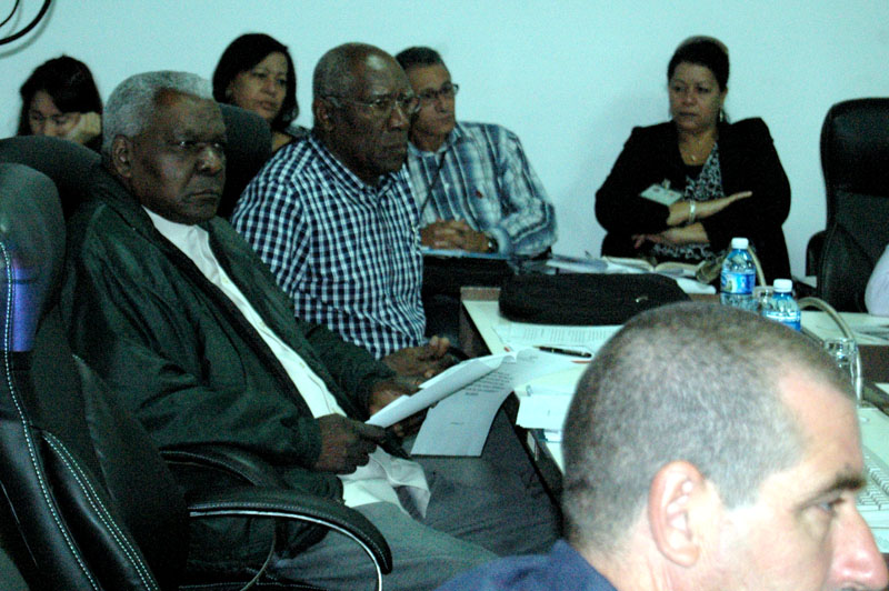 Comisión Atención a la Juventud, La niñez y la Igualdad de Derechos de la Mujer. En la imagen los compañeros Esteban Lazo y a su lado Valdés Mesa. Fotos: César A. Rodríguez.