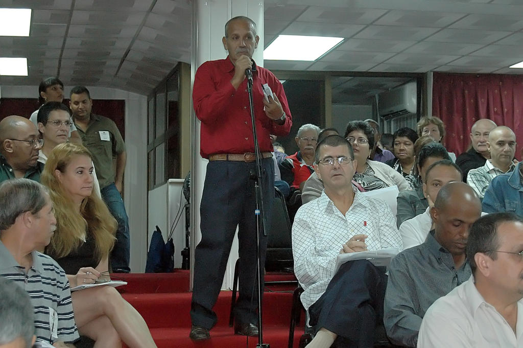 Humberto Morales, secretario del comité del Partido en Antillana de Acero, expresó que muchas veces se menciona el problema y no se profundiza acerca de quién va a resolverlo, cómo y cuándo lo hará. Foto: César A. Rodríguez