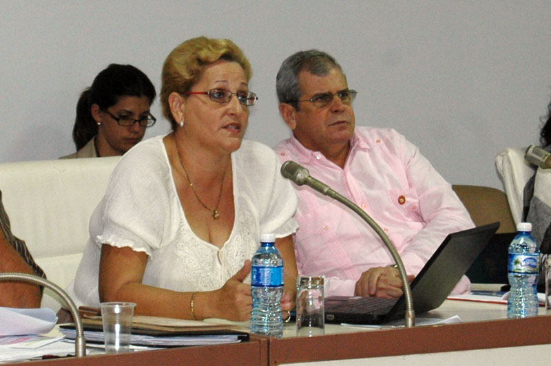 Diana Rosa Suárez, Directora de Justicia en el Instituto de Planificación Física. A su lado Homero Acosta, del Secretario del Consejo de Estado. Foto: César A. Rodriguez.