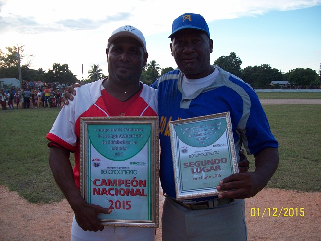 Los mánager de cada equipo recibieron los diplomas acreditativos.