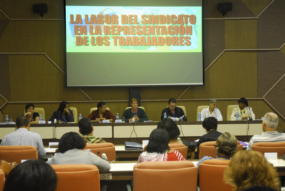 La Comisión 2 de esta primera conferencia reunió a más de 120 delegados e invitados. Fotos: Agustín Borrego Torres