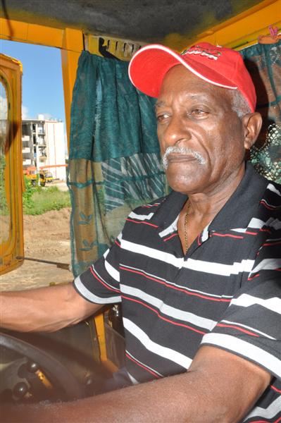 “Trabajaré hasta que el cuerpo aguante”, afirma este hombre de 70 años. Foto: Vicente Brito