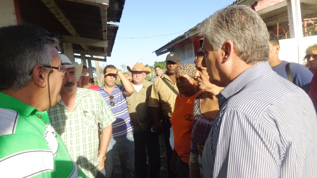 Díaz-Canel conoció en la vaquería 65 de resultados que ratifican la ganadería que el país necesita. Foto: Norys