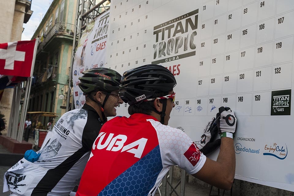 Atletas firman su inscripción en la Titan Tropic de ciclismo de montaña, desde la Plaza de Armas en La Habana Vieja, Cuba, el sábado 5 de diciembre de 2015. FOTO de Calixto N. Llanes (CUBA)