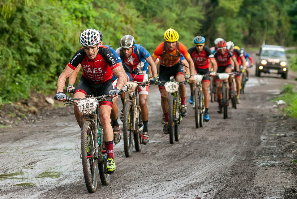 Ciclistas recorren la segunda etapa Las Terrazas-Soroa (82,6 km) durante la Titán Tropic Cuba de mountain bike el lunes 7 de diciembre de 2015. FOTO de Calixto N. Llanes (CUBA)