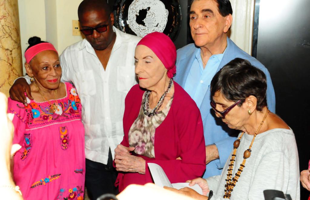 De izquierda a derecha, Omara Portuondo, Jesús Lara, Alicia Alonso, Pedro Simón y Lina de Feria, quien tuvo a su cargo las palabras de apertura de la muestra en el Museo de la Danza.