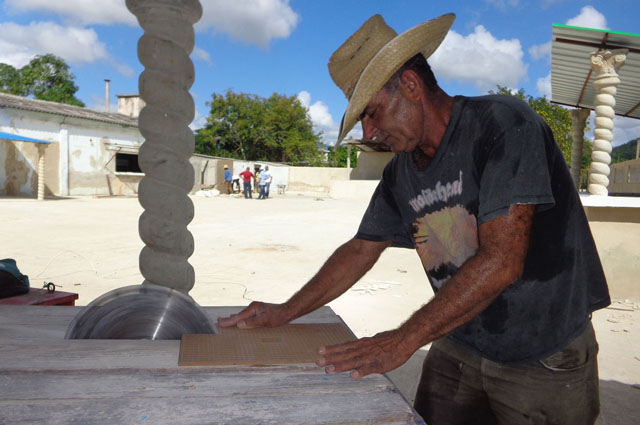 A finales del 2015, los constructores siguen a pie de obra por la patria y el bienestar del pueblo. Foto: Jorge Luis Martínez Alejo