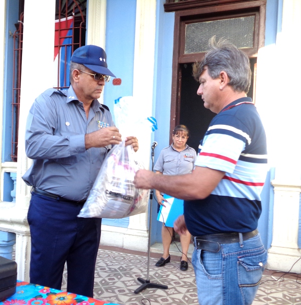 Momento en que el teniente coronel del Ministerio del Interior José Enrique García Ávila entrega el dinero a Juan Carlos Rodríguez Cruz.