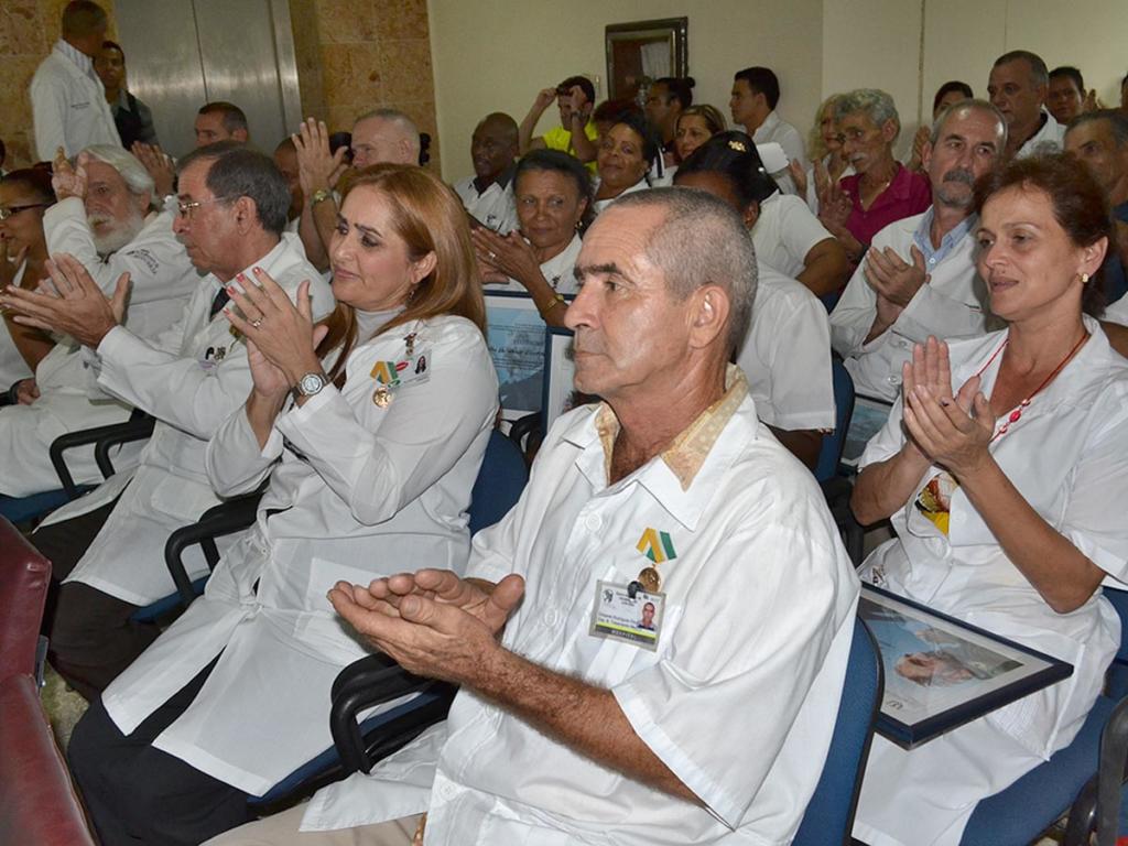 Entre los destacados, el ingeniero Jorge Castro Medina, con 28 años de faena ininterrumpida, explicó que este estímulo constituye un punto de partida para afrontar el futuro. Foto: Eddy Martin