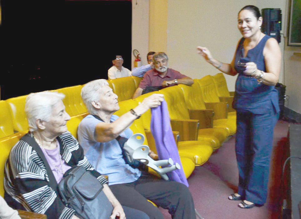 Tras la proyección, la realizadora, Silvia Diéguez, intercambió con los presentes. En la primera fila, a la izquierda, la doctora Ana Núñez Machín, historiadora y biógrafa de Rubén Martínez Villena; detrás, a la derecha, el guionista, Orfilio Peláez. Foto: Eddy Martin