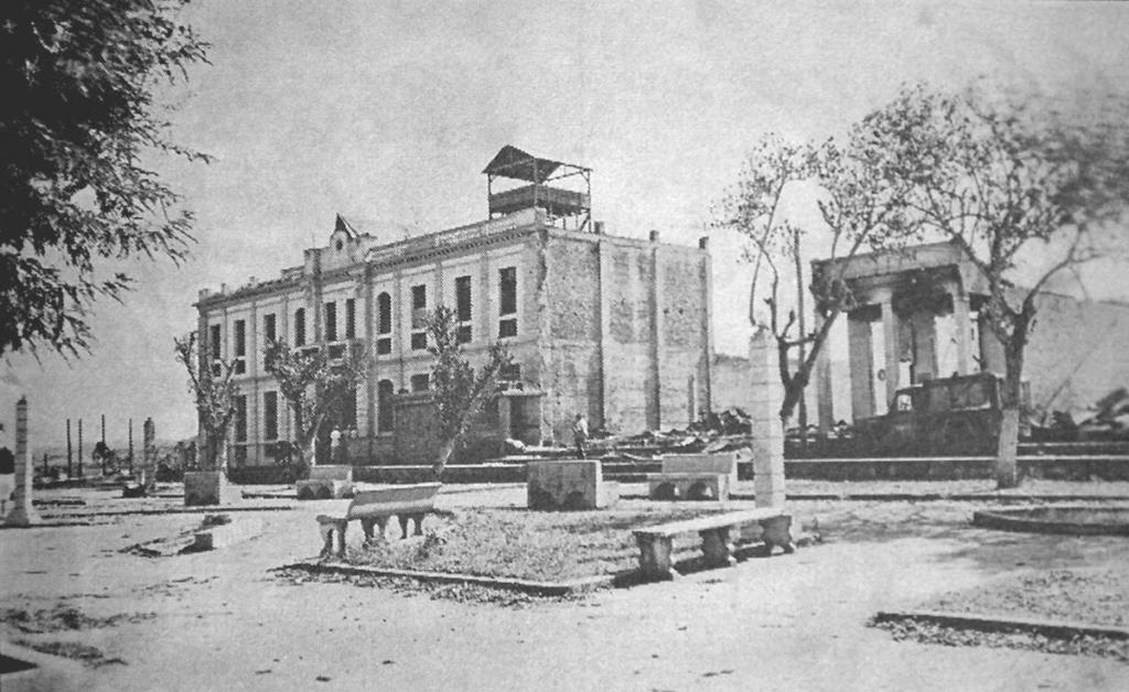 Rendidas una tras otra sus fortificadas posiciones, el ayuntamiento fue el último reducto del enemigo.