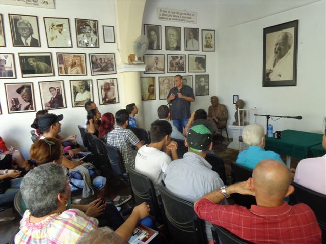 Encuentro en la Uneac de Holguín. Foto de Manuel Valdés