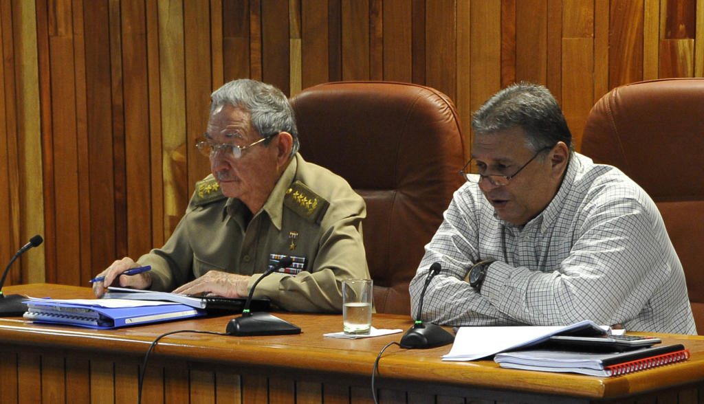 El General de Ejército Raúl Castro Ruz y Marino Murillo Jorge, vicepresidente del Consejo de Ministros y ministro de Economía y Planificación. Foto: Estudios Revolución