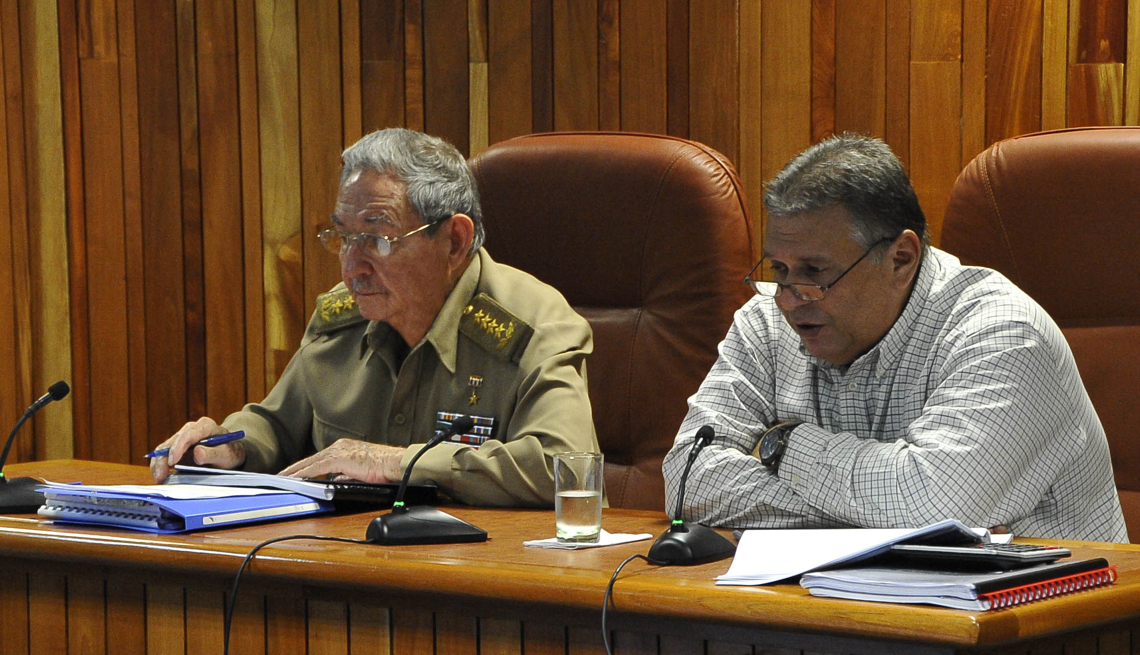 El General de Ejército Raúl Castro Ruz y Marino Murillo Jorge, vicepresidente del Consejo de Ministros y ministro de Economía y Planificación. Foto: Estudios Revolución