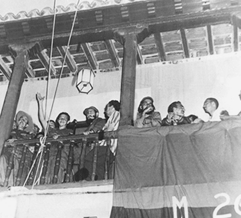 En la madrugada del 2 de enero de 1959, Fidel habló al pueblo de Santiago de Cuba concentrado frente al ayuntamiento de esa ciudad.