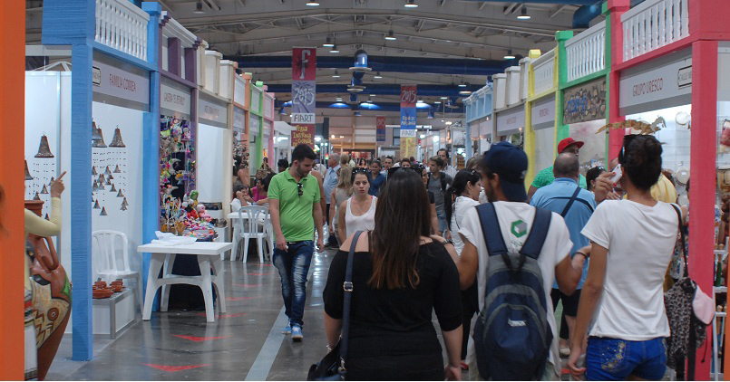 La espaciosa y admirable reproducción de la popular Calle del Medio, de Matanzas, dio la bienvenida a los visitantes con sus más de 10 stands con diferentes artesanías artísticas. Foto: Heriberto González