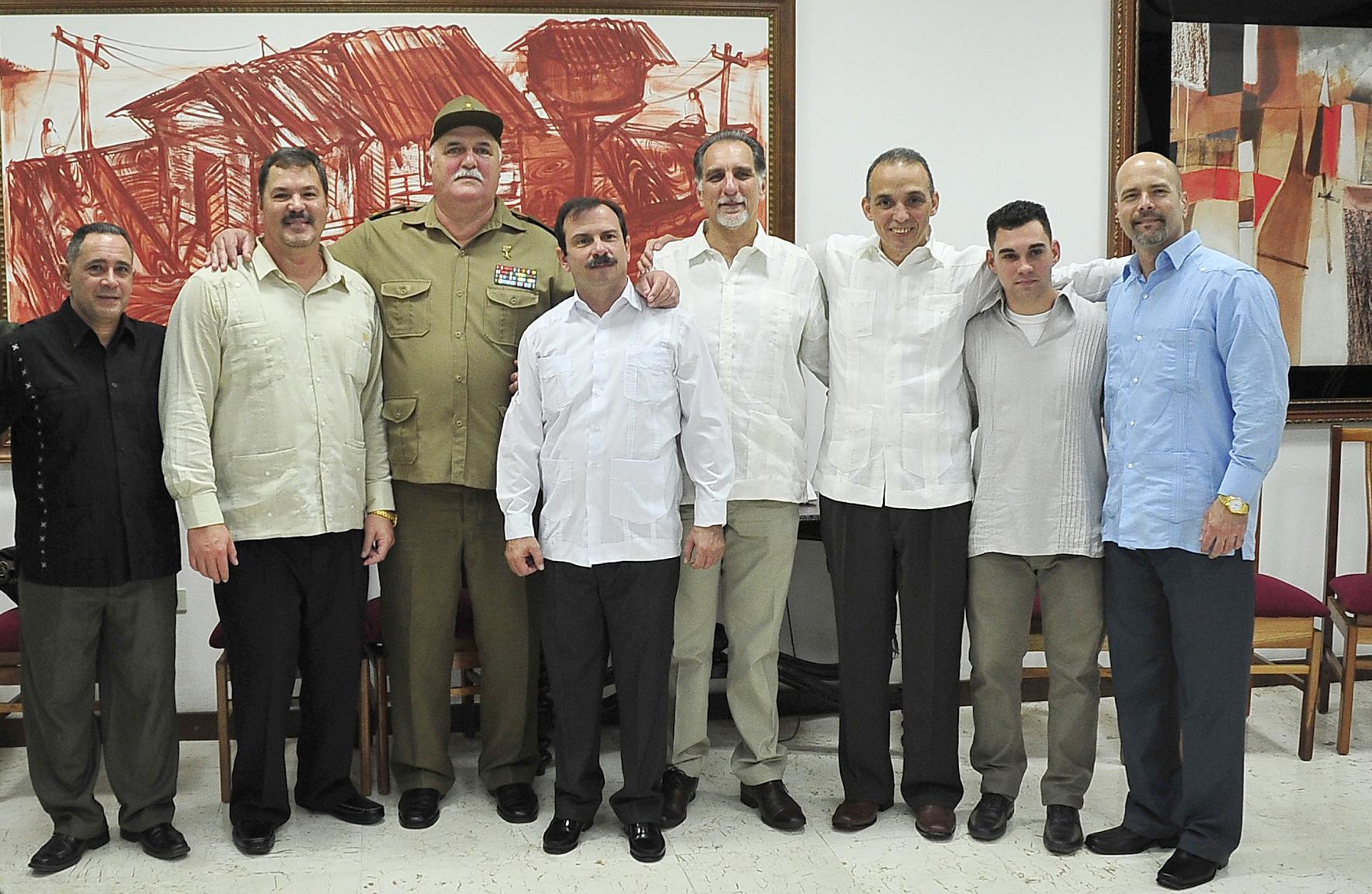 Los Cinco con el Héroe de la República de Cuba, Orlando Cardoso Villavicencio (en uniforme) y Elián González y su padre Juan Miguel González.