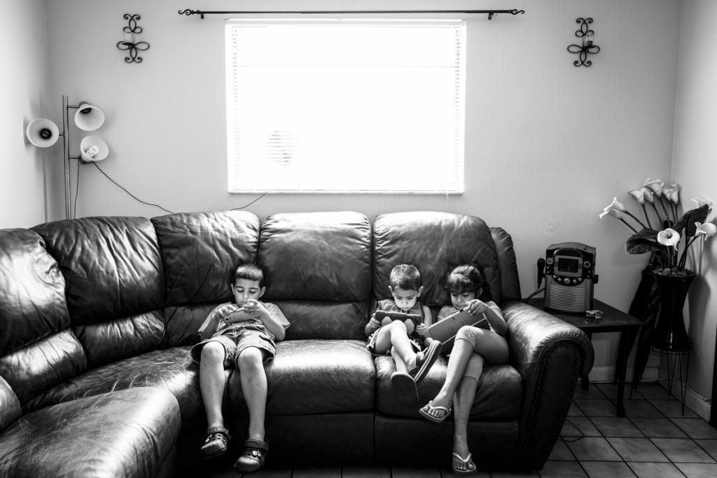 Los niños viven encerrados en casa, jugando con aparatos electrónicos.