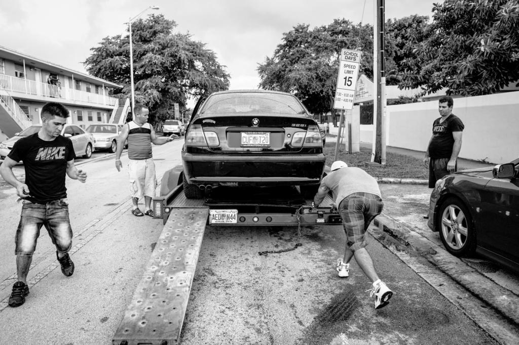 El carro deportivo rojo que compró Julio primero tuvo que ser reparado, y para ello contó con la ayuda de varios cubanos de Hialeah.