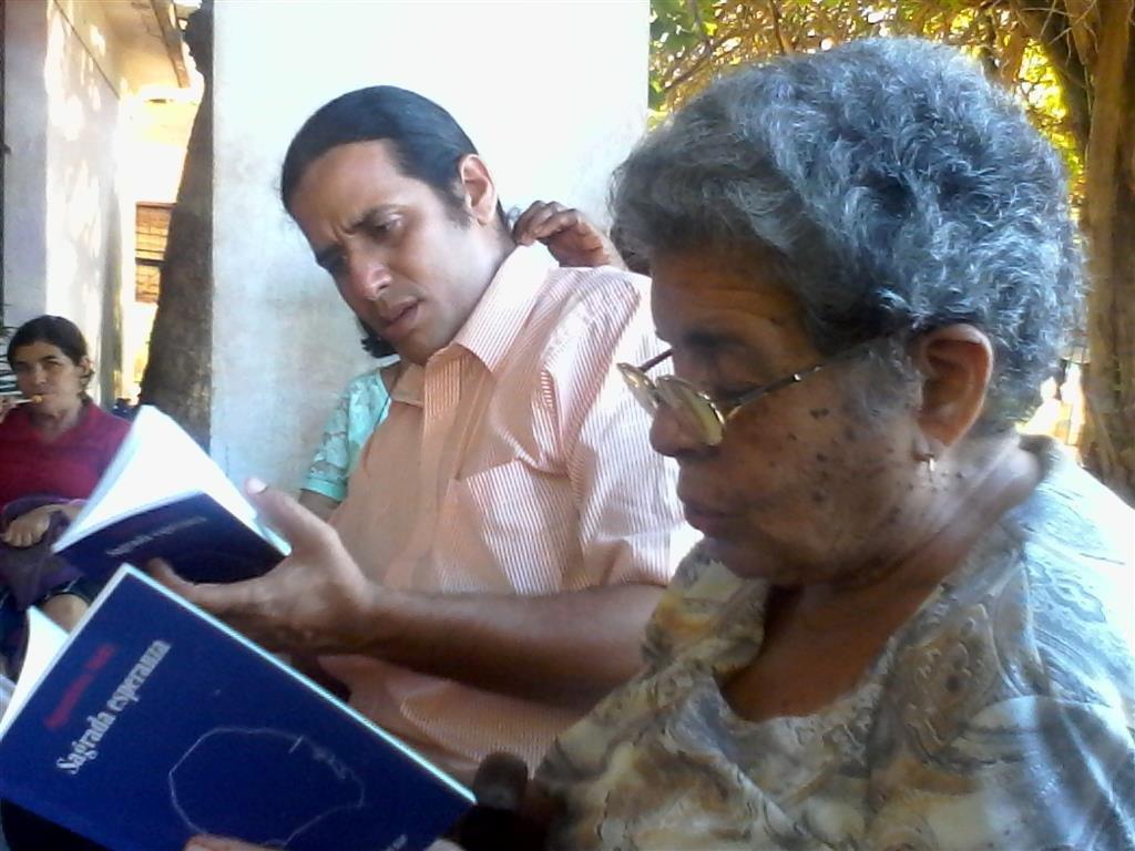 Gisela Ferrer lee textos de Agostinho Neto. A su lado, Karel Leyva. Fotos: Yanelis Ramírez