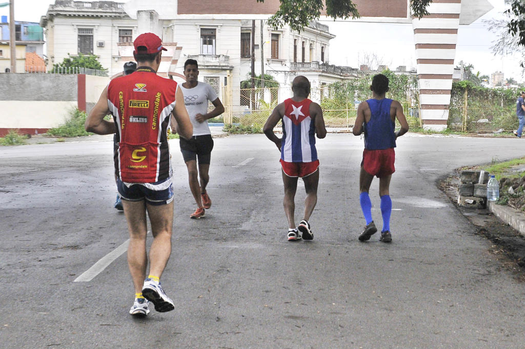 Demostración de retrorunning en La Habana. Foto José Raúl Rodríguez Robleda