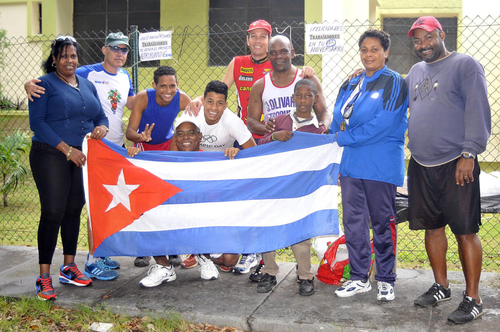Algunos de los integrantes del proyecto de retrorunning en un pequeño homenaje al periódico Trabajadores. Foto José Raúl Rodríguez Robleda