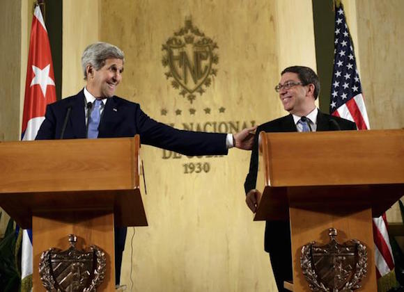 John Kerry y Bruno Rodríguez en la conferencia de prensa en el Hotel Nacional