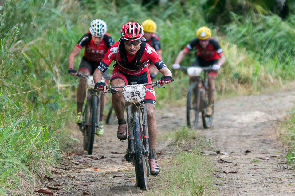 Ciclistas recorren la primera etapa La Habana-Las Terrazas durante Titán Tropic Cuba de mountan bike. FOTO de Calixto N. Llanes (CUBA)