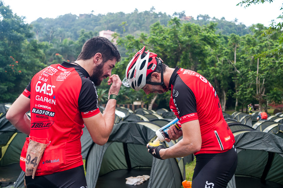 Ciclistas llenan sus pomos de agua en el campamento de Soroa antes de arrancar la tercera etapa Soroa-Viñales (119 km) durante la Titán Tropic Cuba de ciclismo de montaña el martes 8 de diciembre de 2015. FOTO de Calixto N. Llanes (CUBA